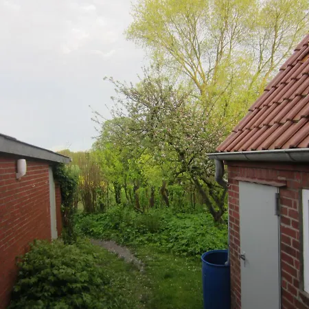 Ferienhaus-mit-naturgarten